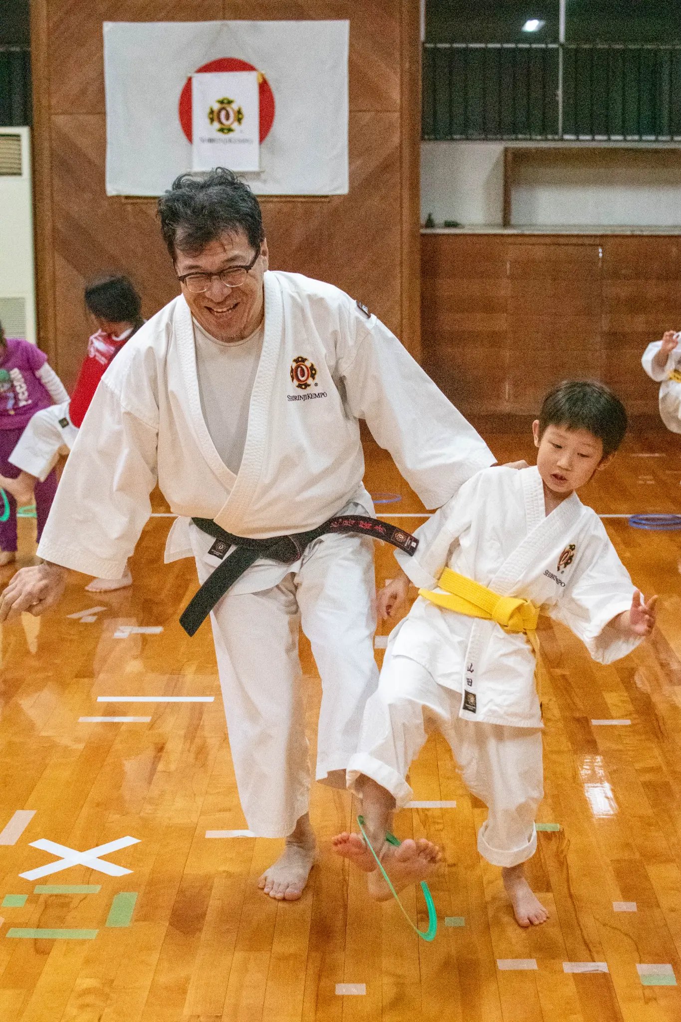 花房先生 子どもたちと一緒に