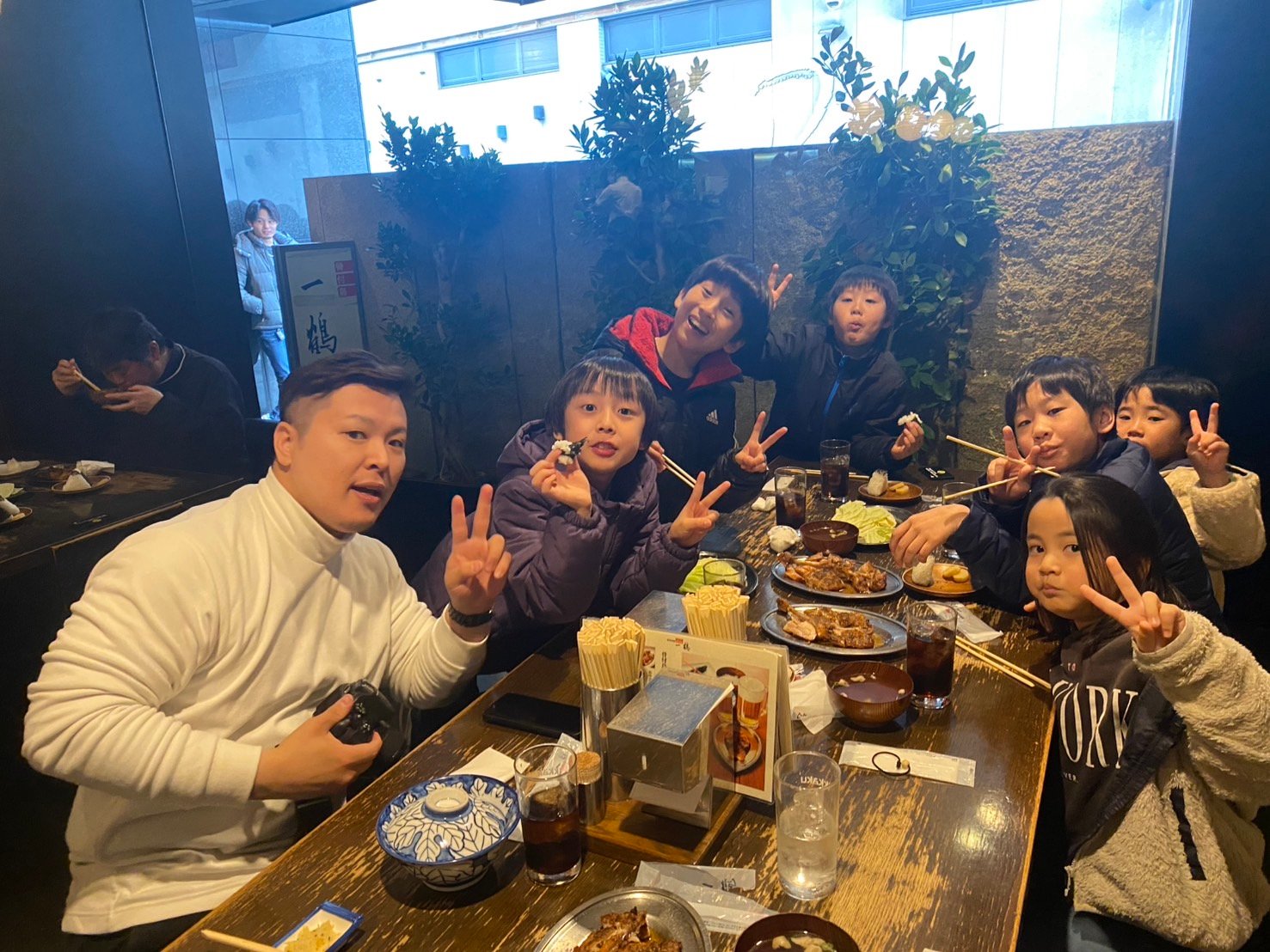 本田先生 子どもたちと食事
